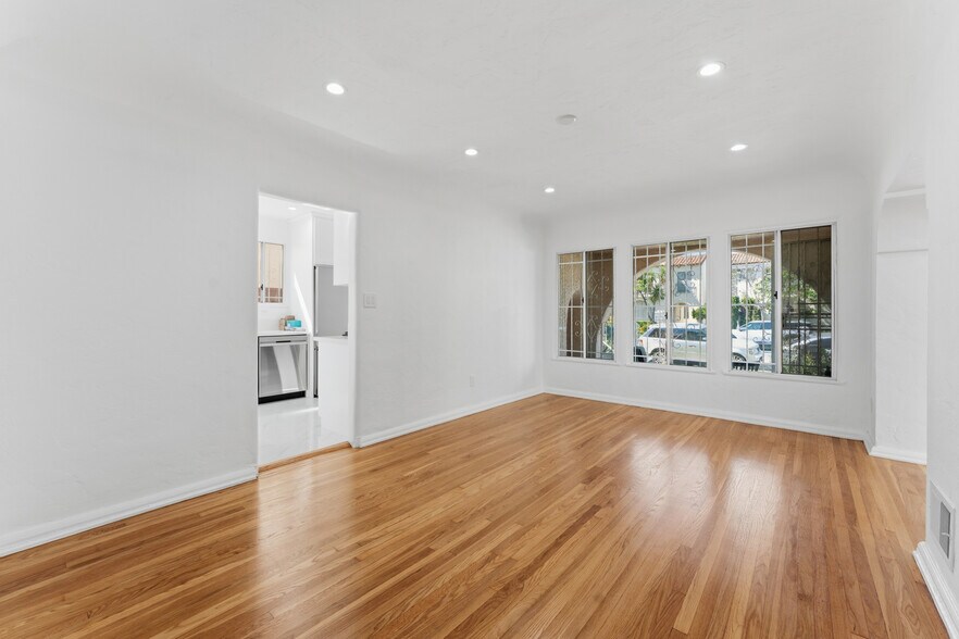 Building Photo - 824 S Holt Ave