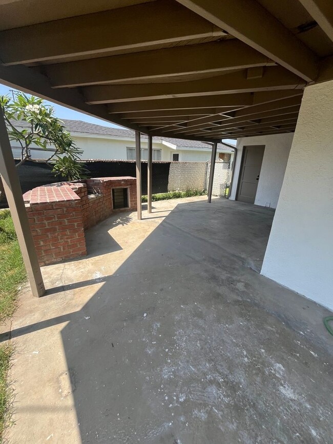 Building Photo - Lovely 3 Bedroom 1 Bath House with Garage