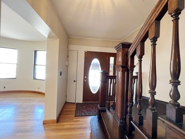 Building Photo - 196 Falcon St