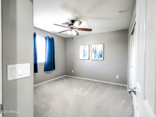 Building Photo - 761 W Desert Hollow Dr