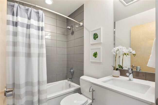 Building Photo - Contemporary 3 Bed 2.5 Bath Home with Rooftop Deck in Ballard