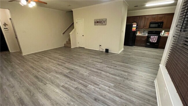 Building Photo - 1425 W Villa Maria Rd