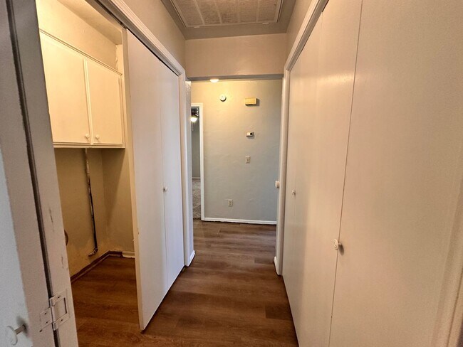 Building Photo - 2 Bedroom, 2 Bathroom Unit in Quiet Cul-de...