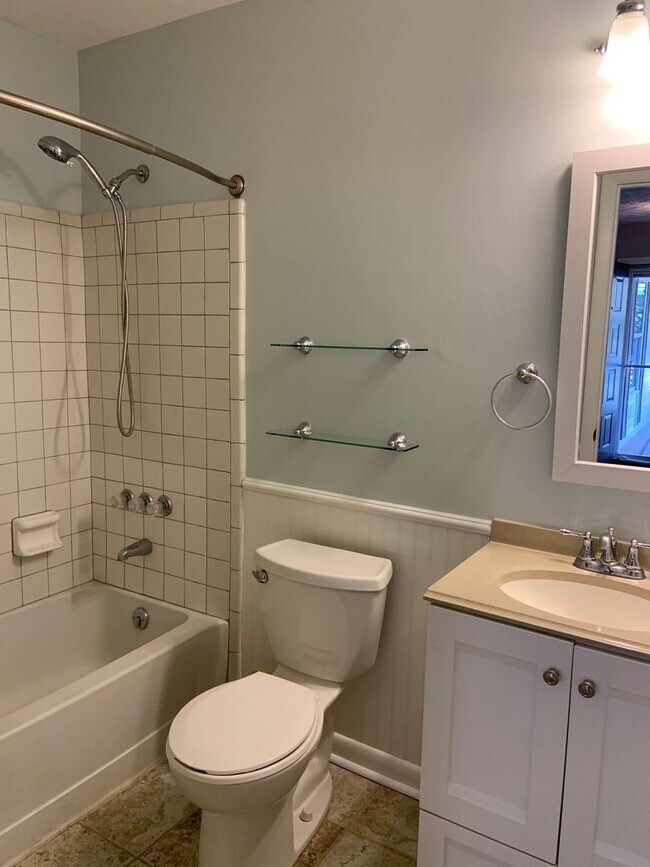 Building Photo - Wonderfully Maintained Ranch in North Oaks!