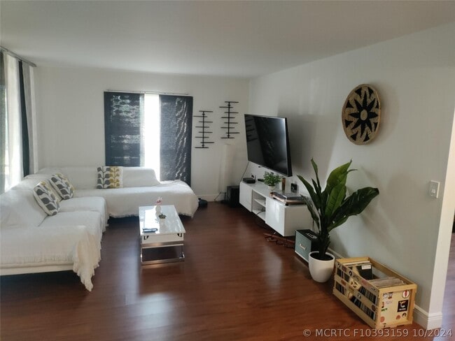 Building Photo - 2852 Carambola Cir S
