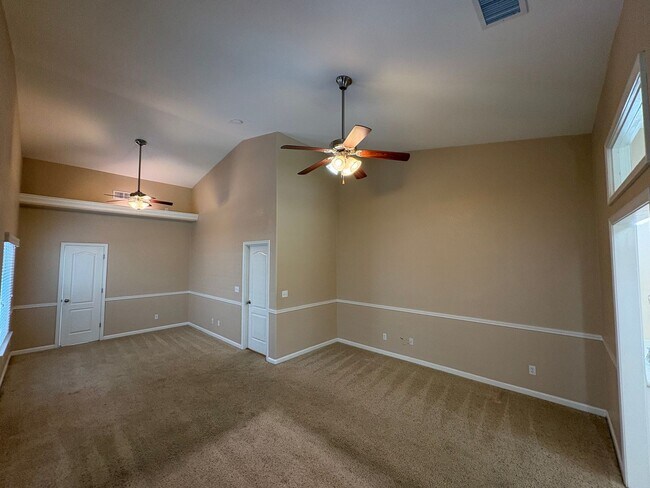 Building Photo - NW Visalia Available Now!