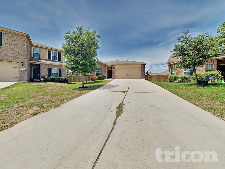 Building Photo - 4607 Le Villas