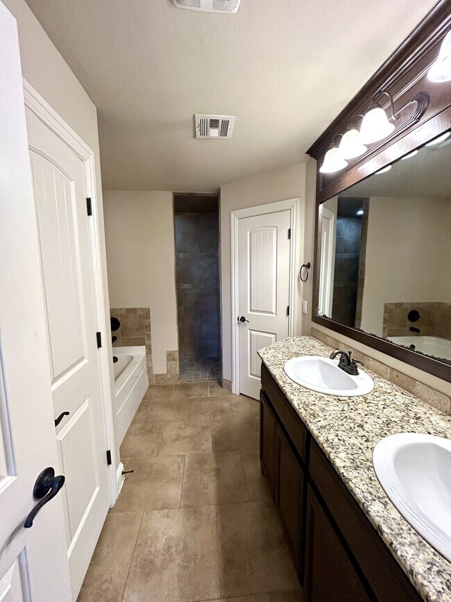 Building Photo - 2407 SW Edinburough Dr