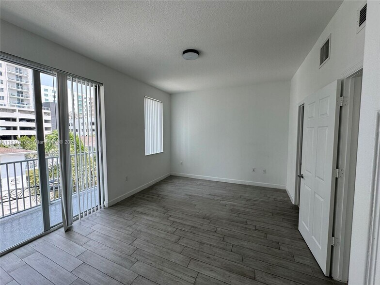 Building Photo - 2146 Van Buren St