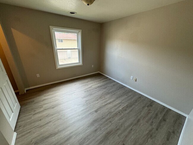 Building Photo - Updated 2 bedroom one bath Apartment in Oz...