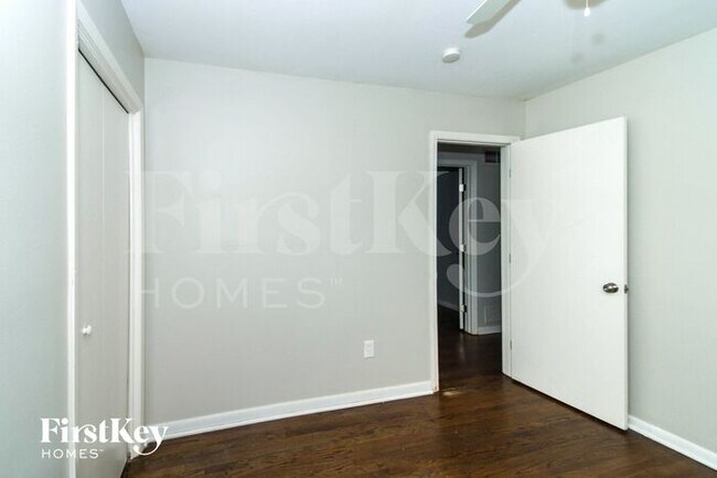 Building Photo - 302 Woodstock Dr SW