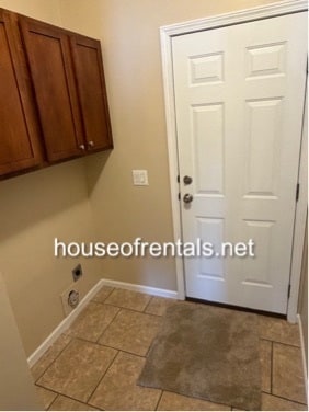 Building Photo - 320 Schneider St