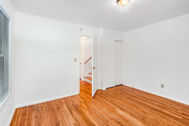 Building Photo - 2563 Beverly Hills Dr