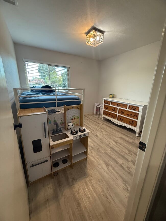 Building Photo - 305 Chaplin Cir