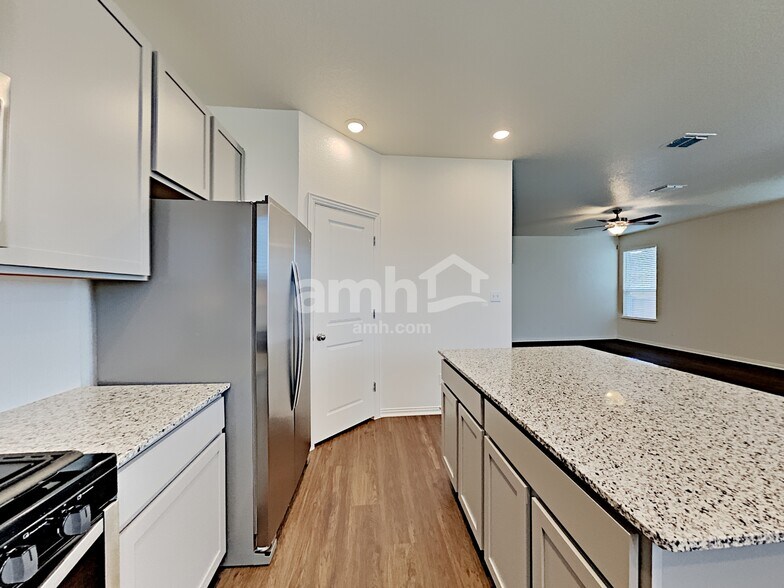 Building Photo - 2733 Lillybrook Ln