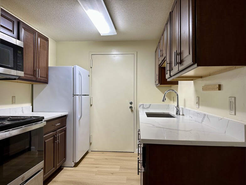 Kitchen - 3 Post Oak Ln