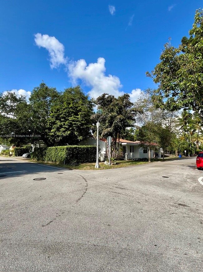 Building Photo - 200 Frow Ave