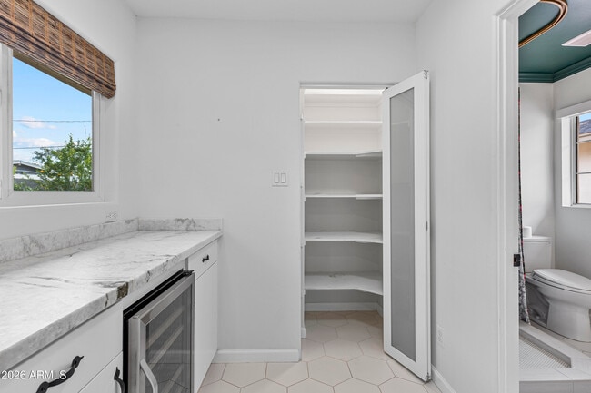 Building Photo - 4213 E Lewis Ave