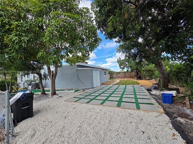 Building Photo - 2124 S Beech Rd