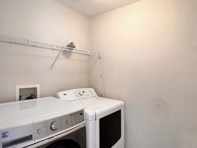 Building Photo - Spacious Three-Bedroom Home in Savannah Estates