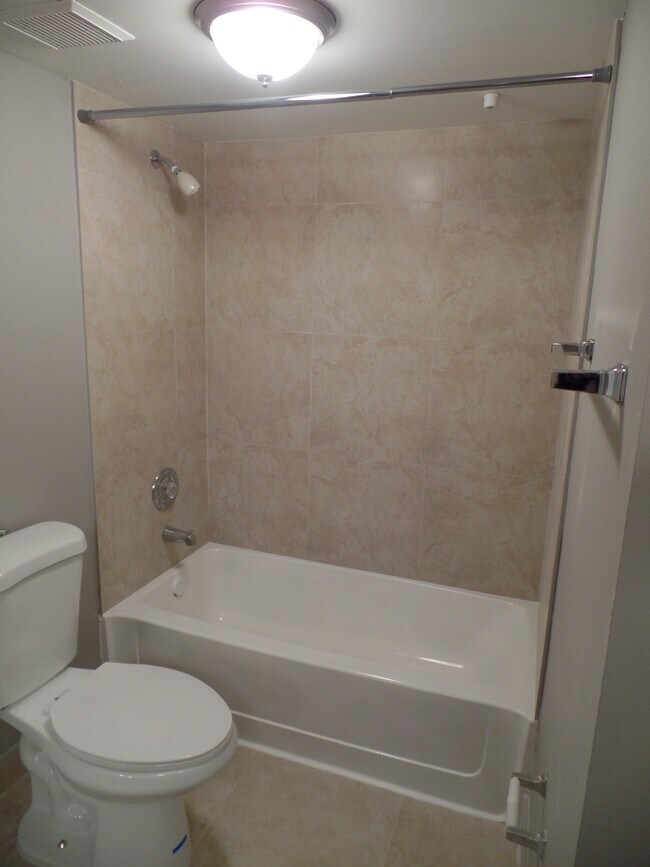 Building Photo - 2851 N Oakland Forest Dr