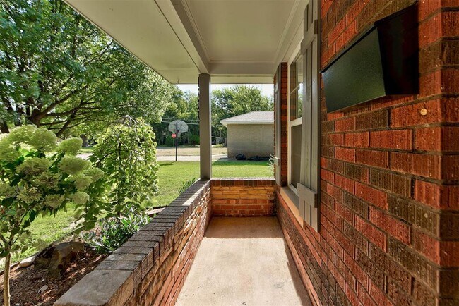 Building Photo - 1202 Windsor Way