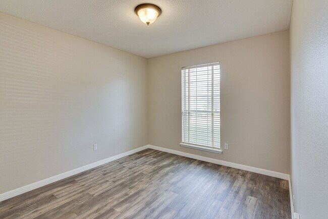 Building Photo - 6718 Valley Branch Dr