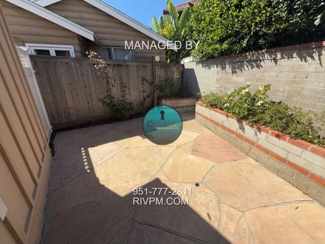 Building Photo - Incredible Gem! Ocean side of PCH with expansive views won't last long!