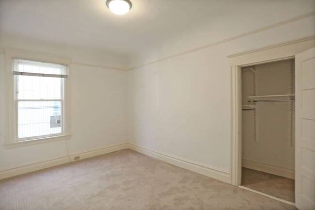 Building Photo - Full Flat with Carpet Floors, Ornamental F...