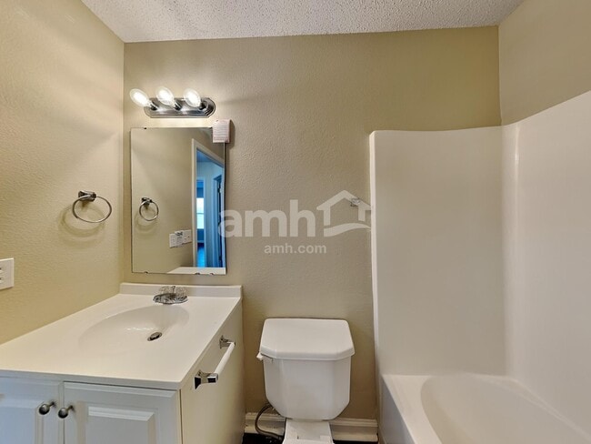 Building Photo - 1685 Willowview Ln