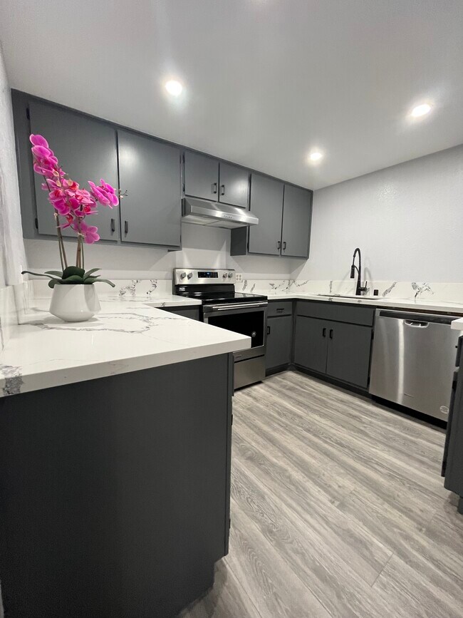 Building Photo - 1603 E Cypress St