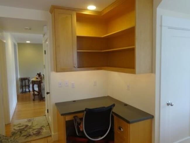 Building Photo - Spacious 3-Level Home Overlooking Magnuson...