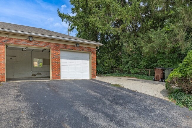 Building Photo - 1822 W Schantz Ave