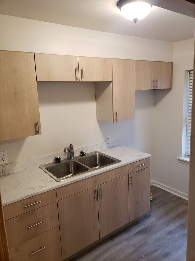 Building Photo - Comfortable 2-Bedroom Wauwatosa Apartment