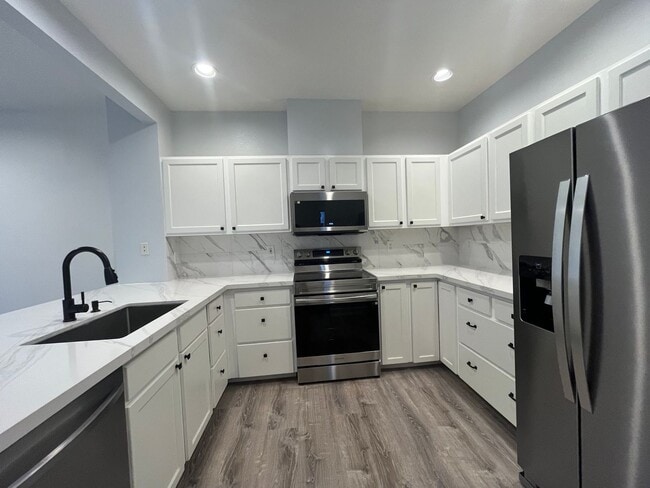 Building Photo - Sunny and Bright 2 Bedroom 1 Bathroom Cond...