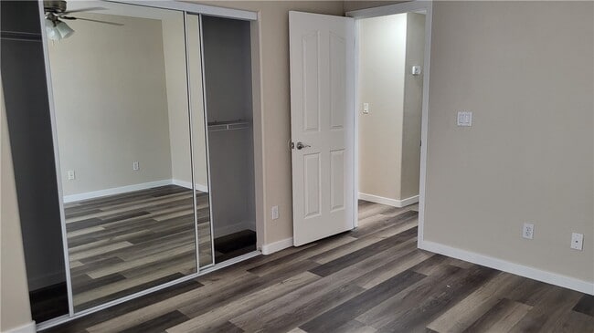 Building Photo - 2105 E Crystal Dr