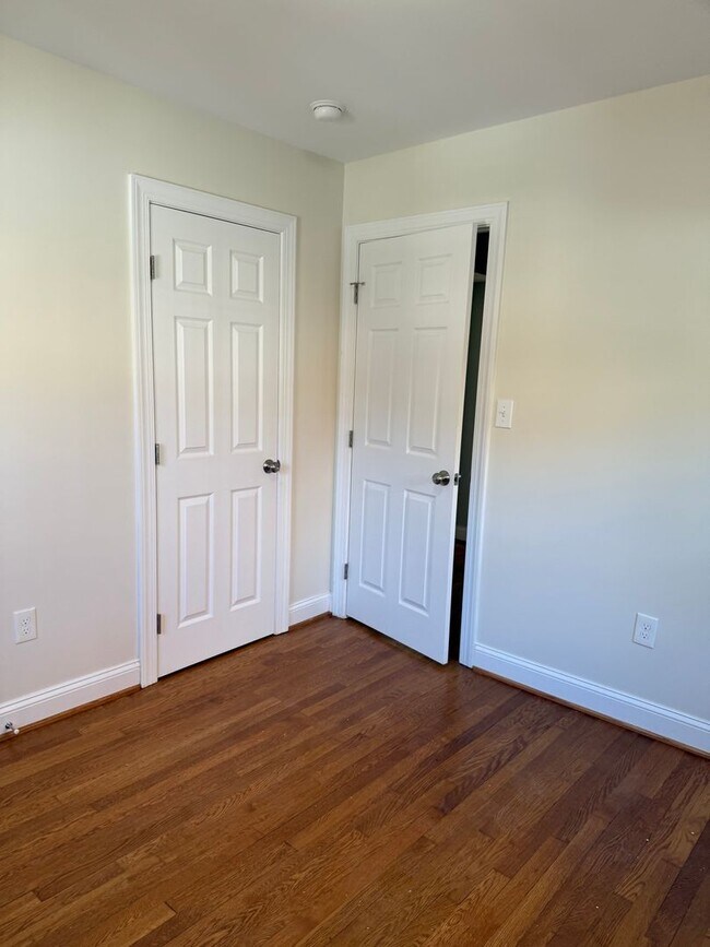 Building Photo - Discover comfort and convenience in charming North Michigan Park!