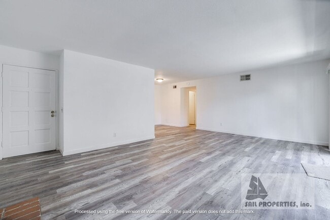 Building Photo - Beautifully Remodeled Unit Available Now!