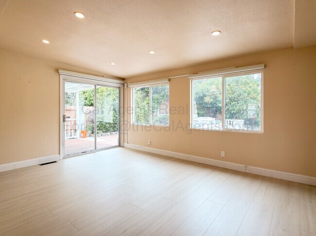 Building Photo - 23940 Carmelita Dr