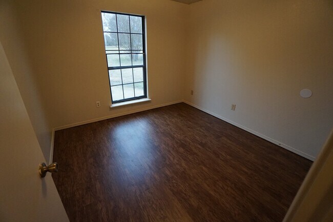 Building Photo - 3 BR, 1 BTH, 1 car garage