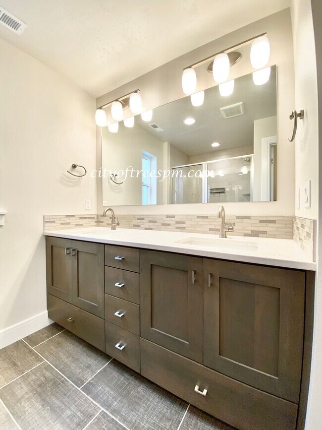 Building Photo - BEAUTIFUL 4 bed 2 1/2 Bath Located in Cent...