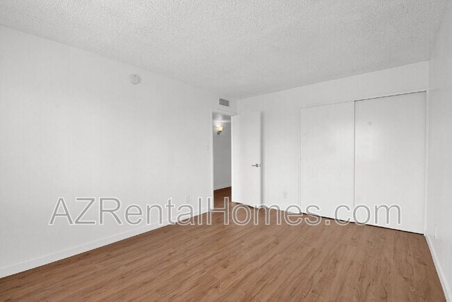 Building Photo - 4715 E Jones Ave