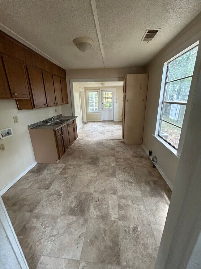 Building Photo - 3 Bedroom home central air and heat