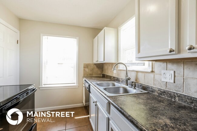 Building Photo - 5212 N Spruce Ave