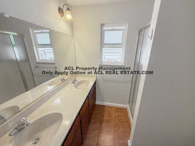 Building Photo - 3 Bed / 2.5 Bath | 1,362 Sq Ft | Prime Downtown San Leandro Location | Walkable + Parking