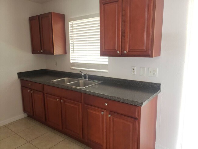 Building Photo - 2/2/1 Single Family Home Available NOW!