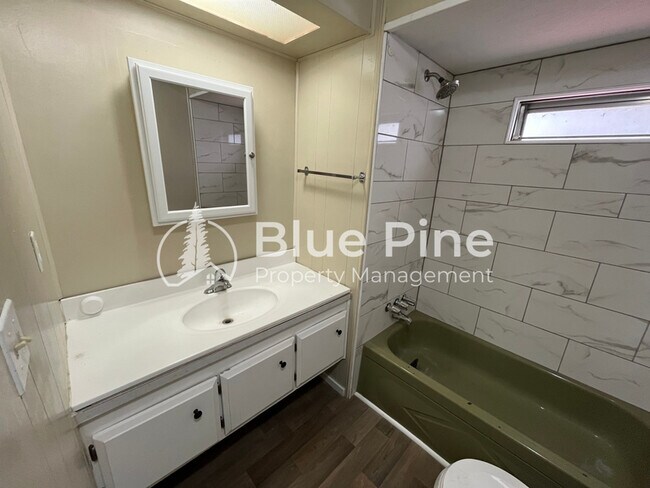 Building Photo - 925 Wilson Ave