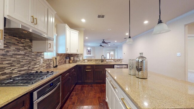 Building Photo - Craftsman-style Alamo Heights home with fe...