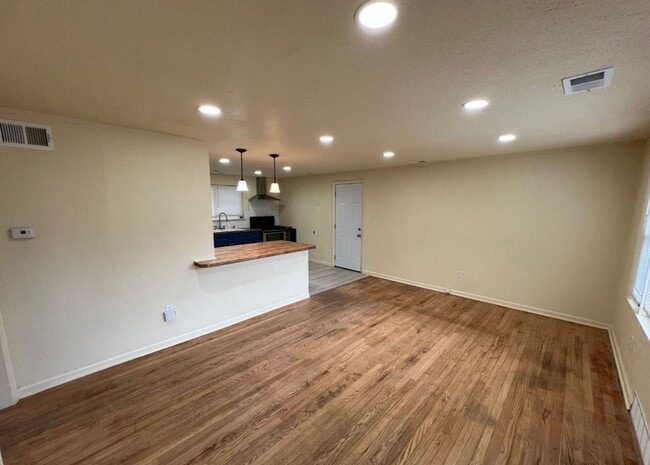 Building Photo - Stylish 2-Bed Home with Modern Kitchen & S...