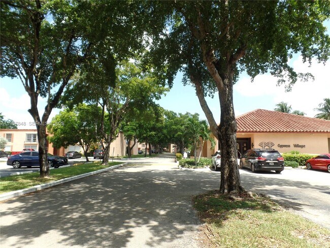 Building Photo - 7225 Miami Lakes Dr